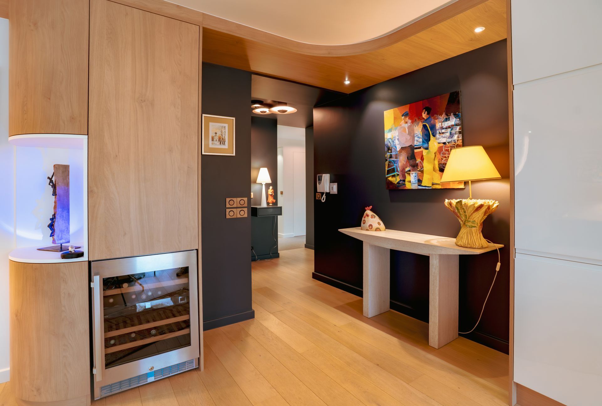 Un intérieur rénové avec une cave à vin.