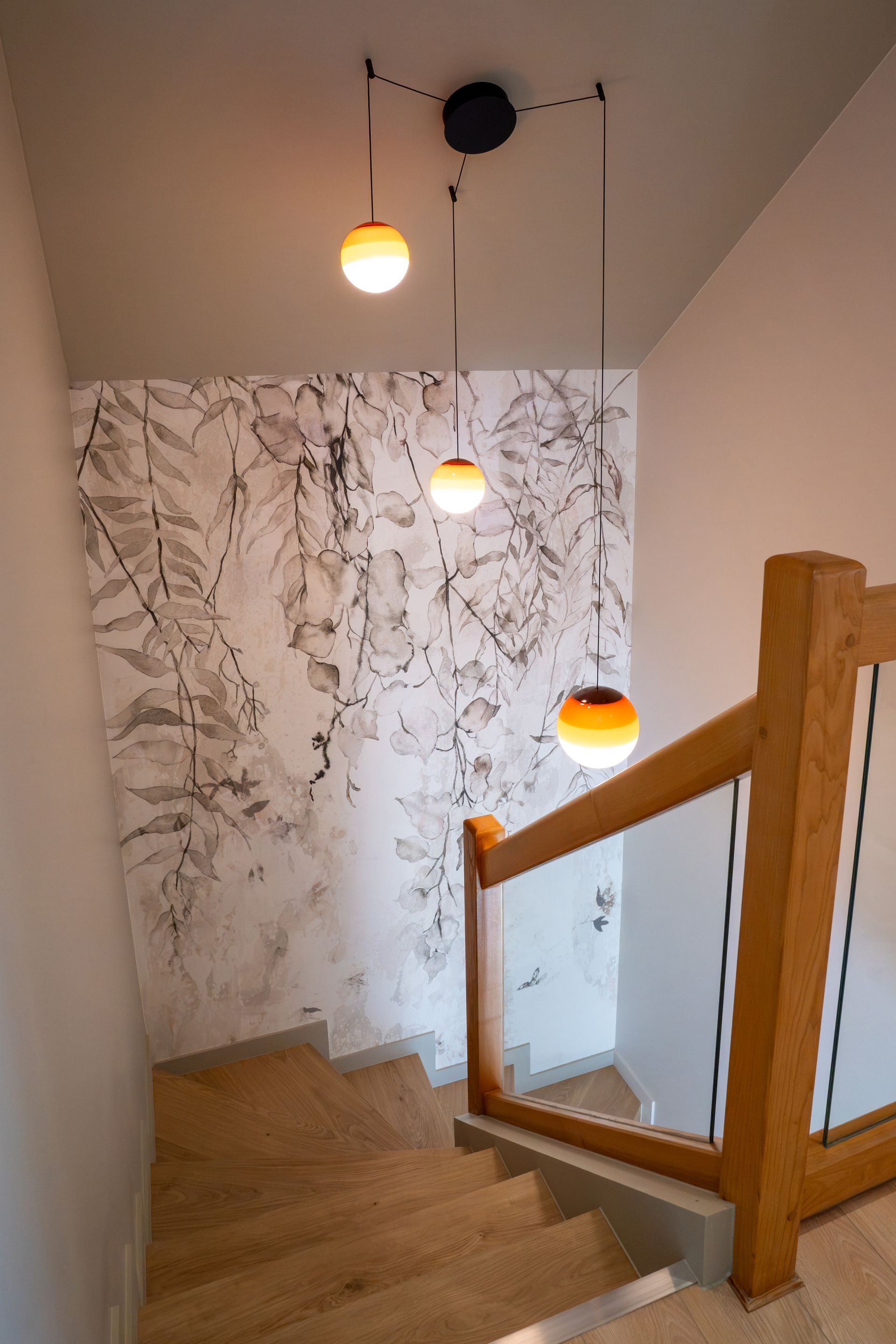 Un papier peint et un escalier.
