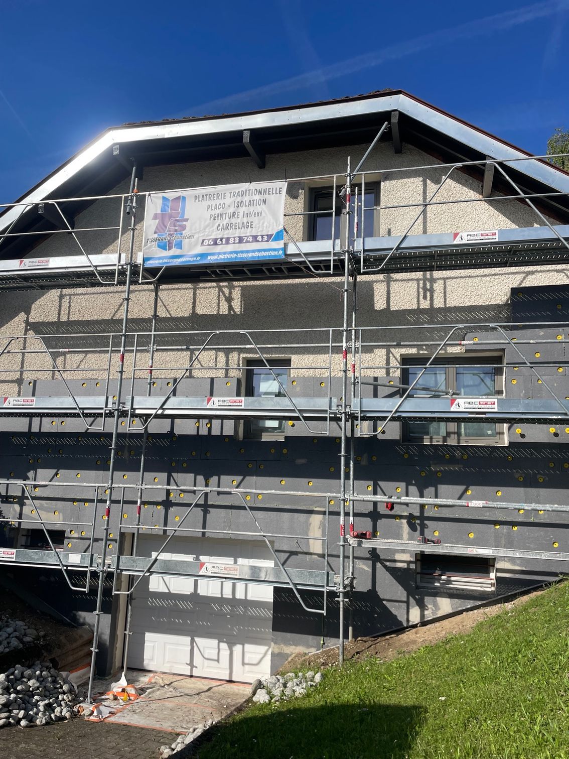 Des plaques d'isolant noires sur une maison.