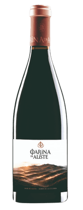 Una botella de vino tinto Farina de Aliste con una etiqueta que muestra una ilustración de un paisaje sobre un fondo blanco.