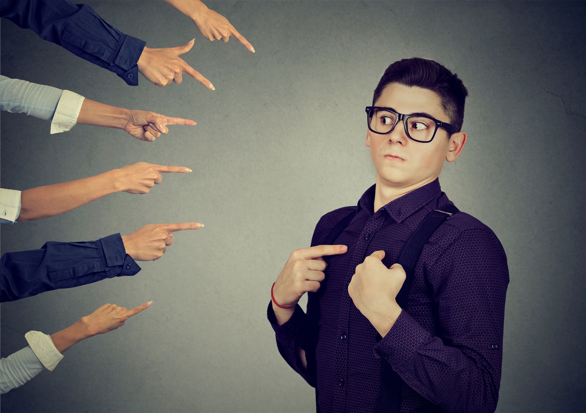 Homme se faisant pointer du doigt