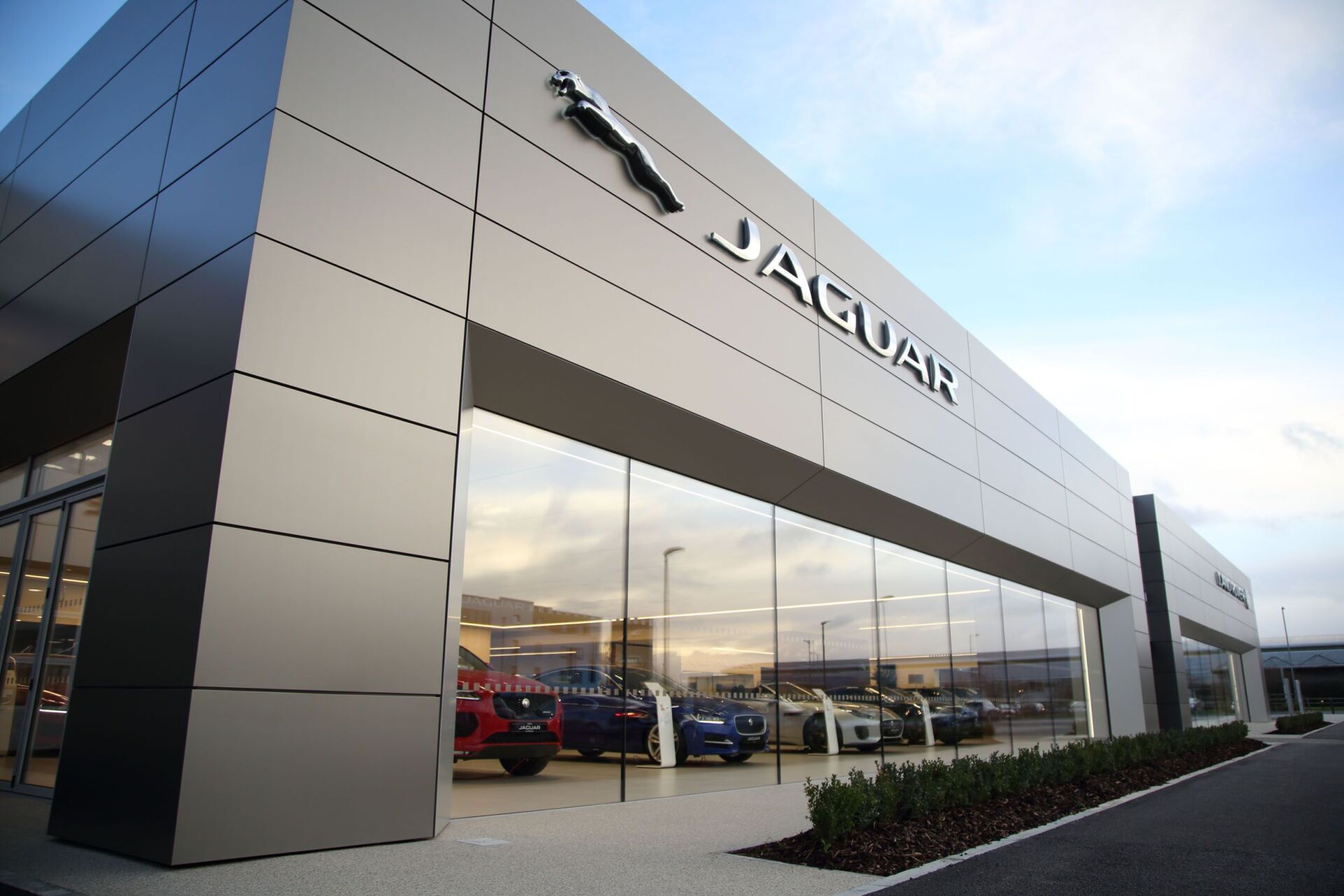 Ein Jaguar-Autohaus mit draußen geparkten Autos