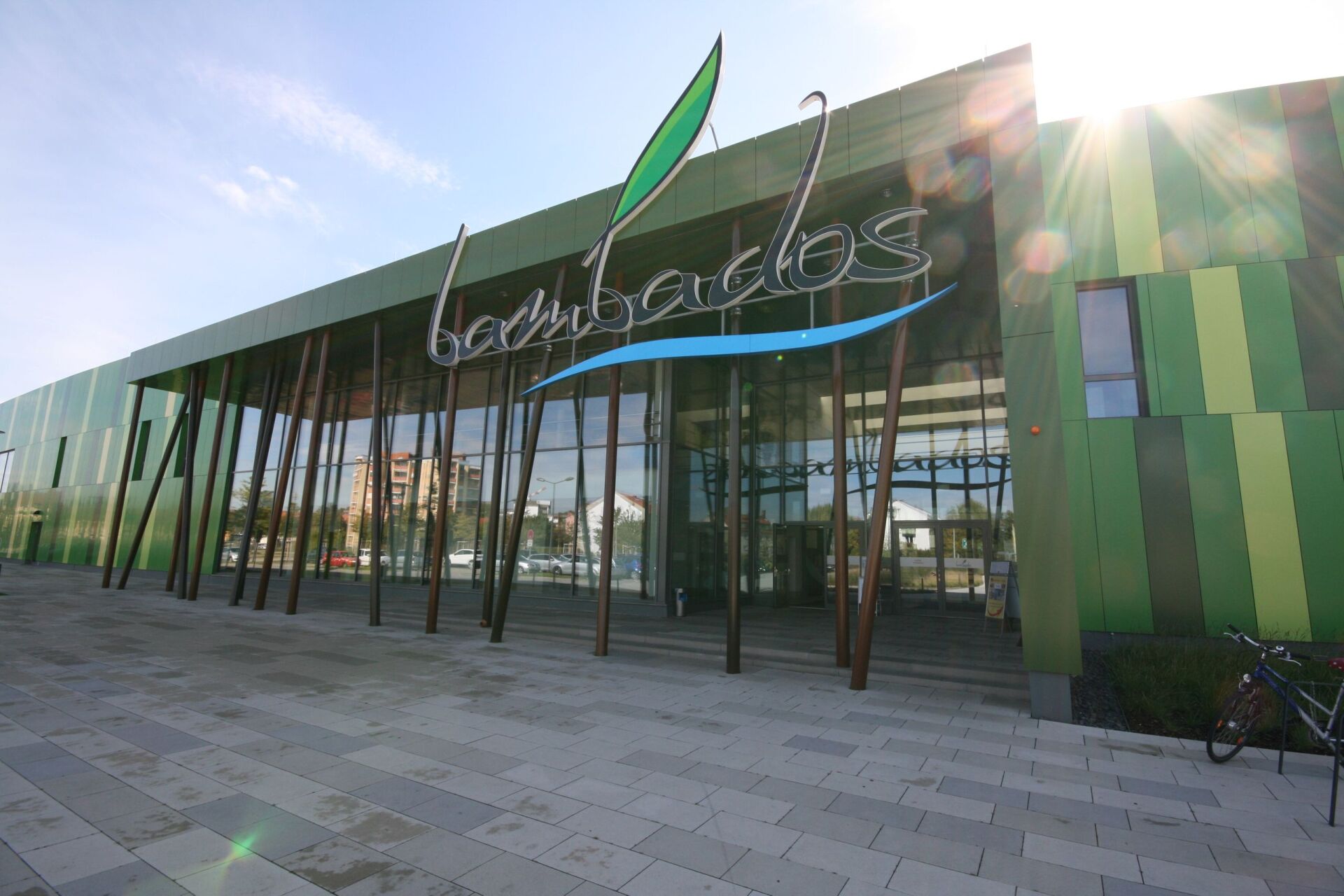 Ein grünes Gebäude mit dem Wort Bambus darauf