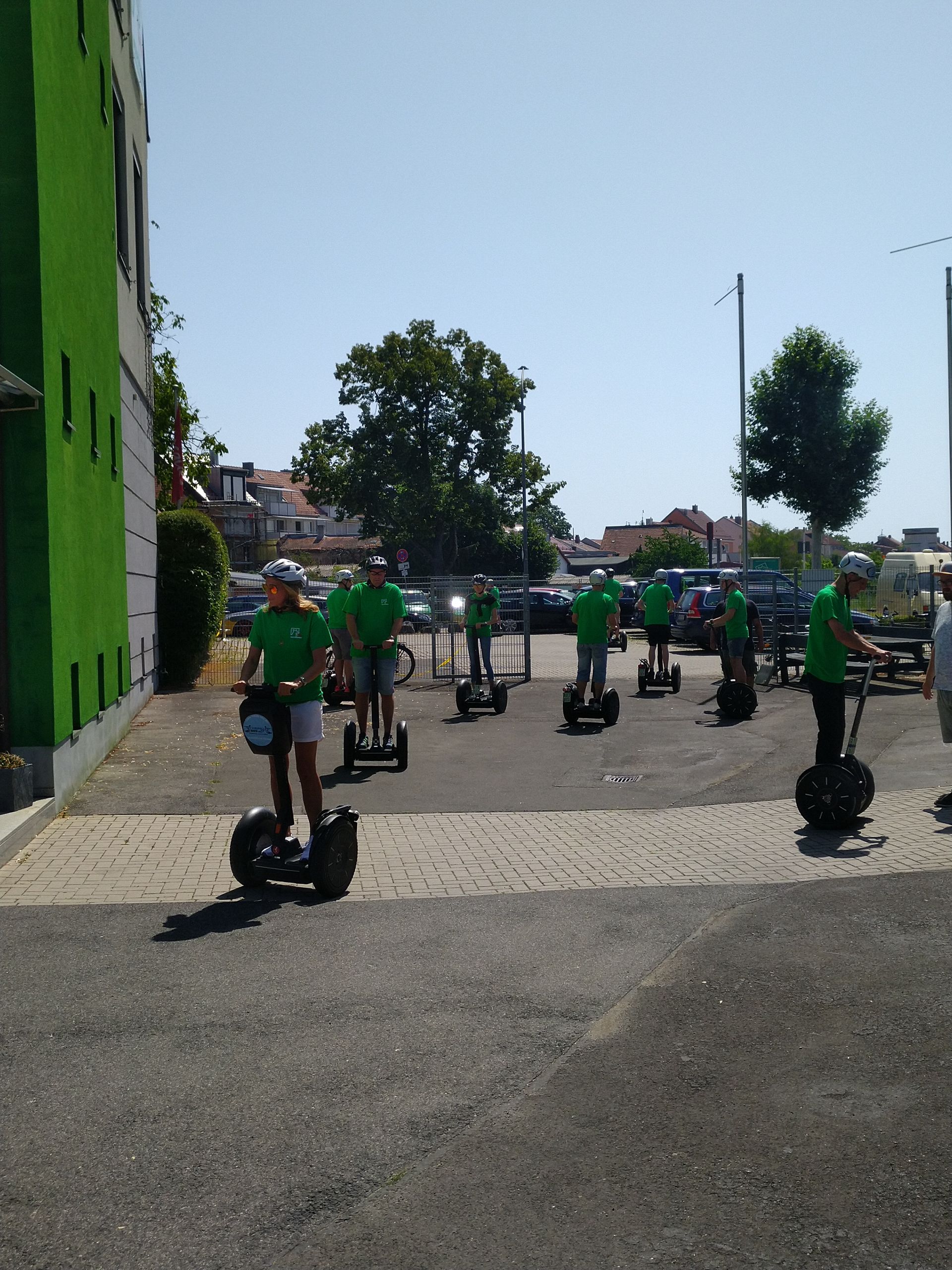 Eine Gruppe von Menschen fährt mit Segways eine Straße entlang