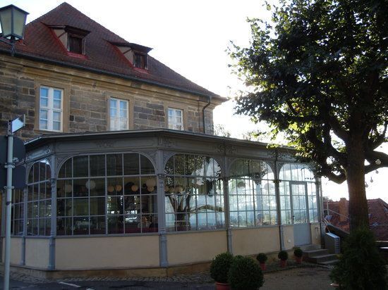 Ein Gebäude mit vielen Fenstern und einem Baum davor