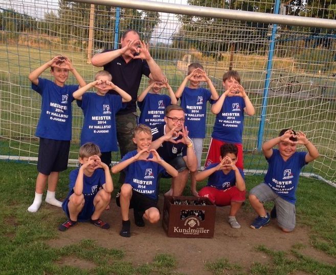 Eine Gruppe junger Jungen in blauen Hemden mit der Nummer 22 darauf