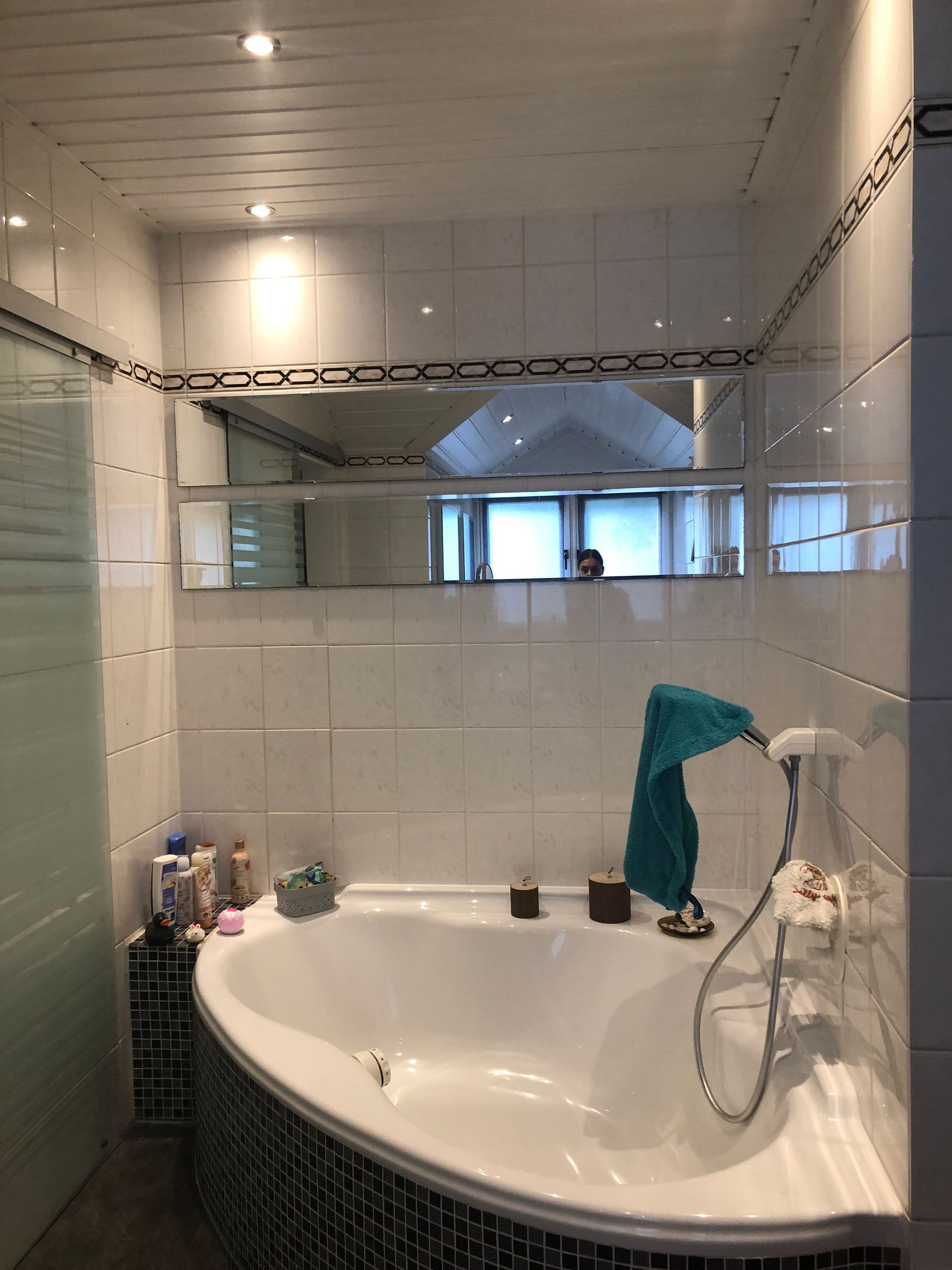 Helles Bad mit Fliesen