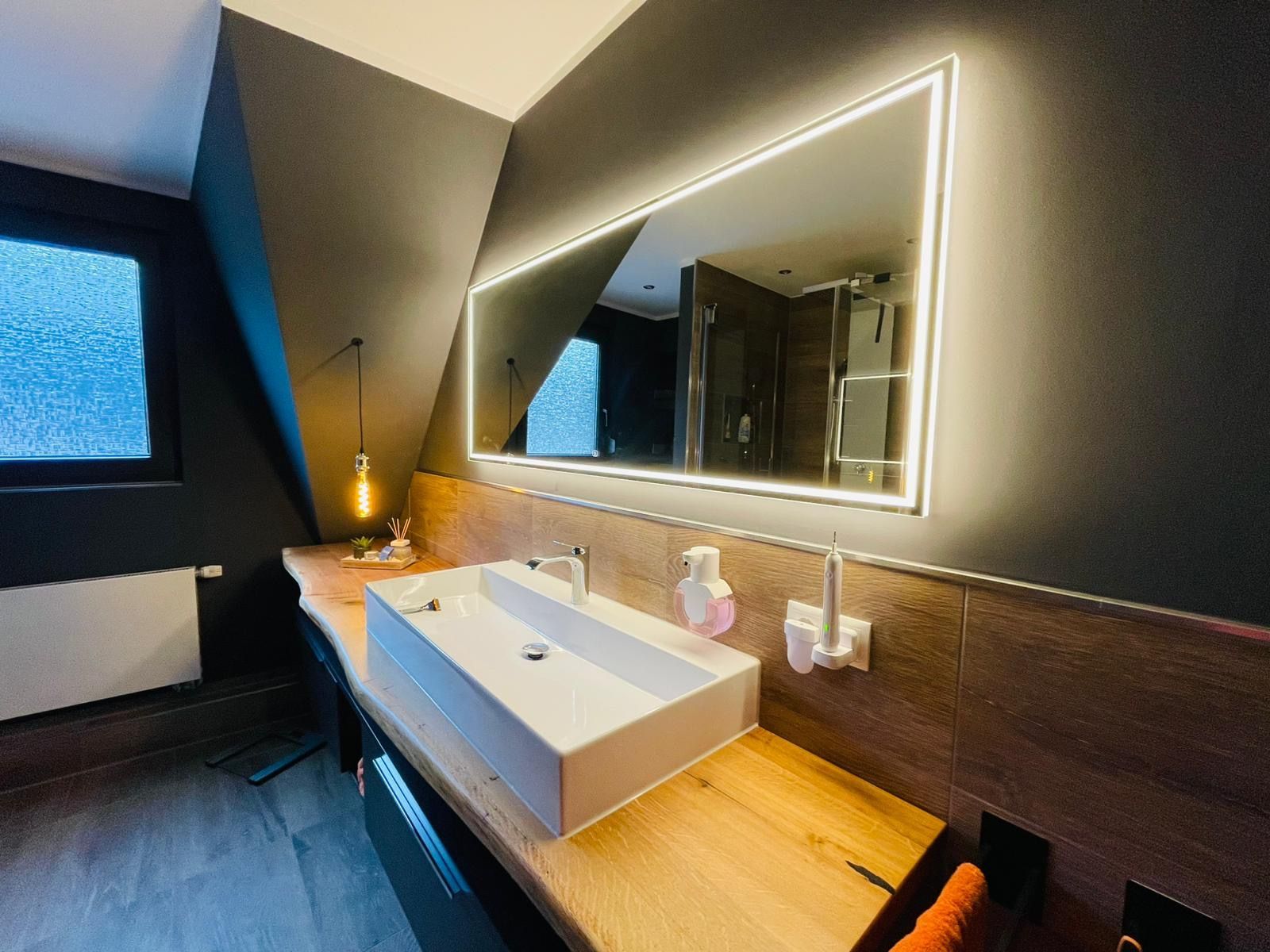 Modernes Bad mit Spiegelbeleuchtung