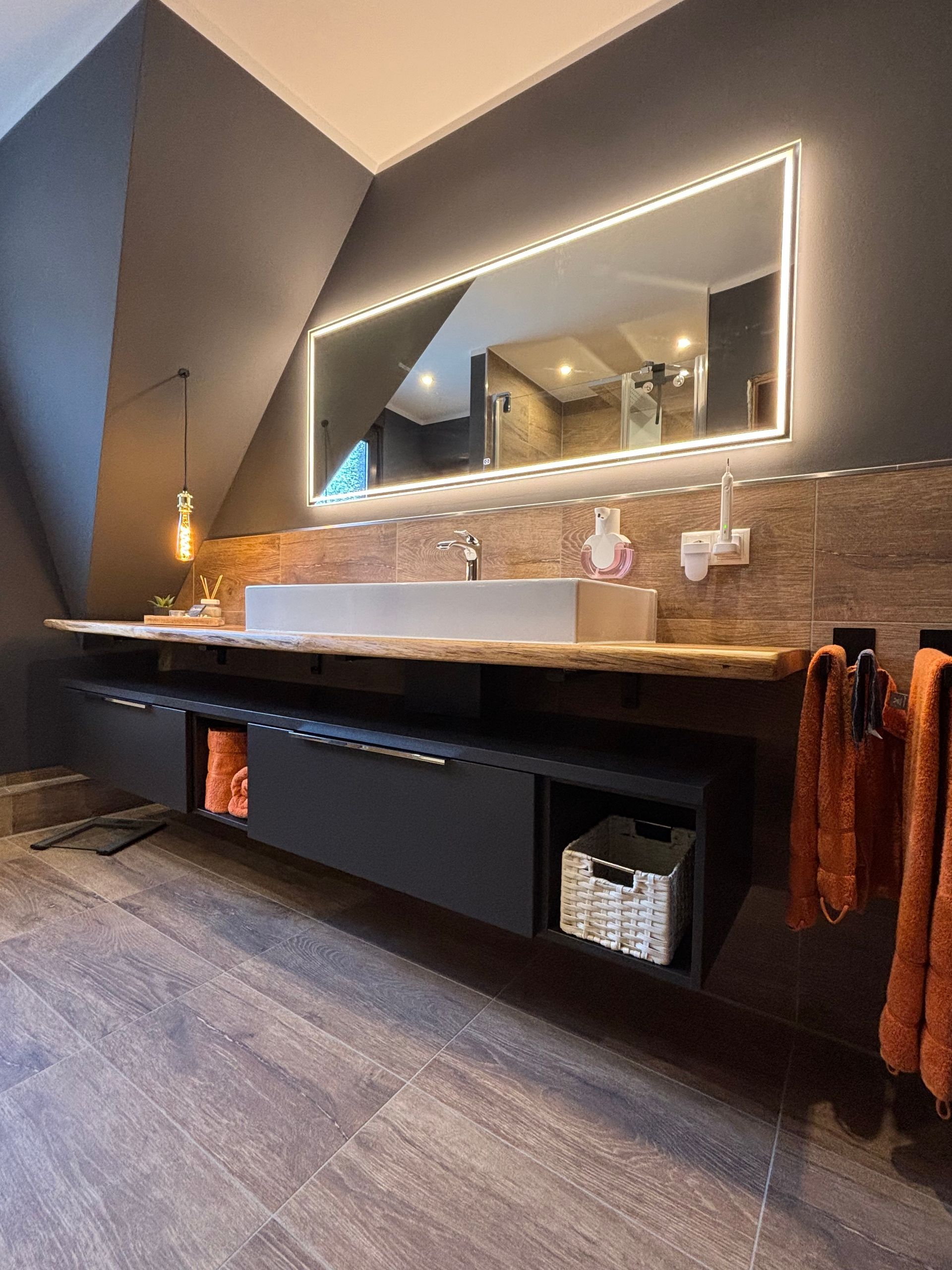 Modernes Bad mit Spiegelbeleuchtung