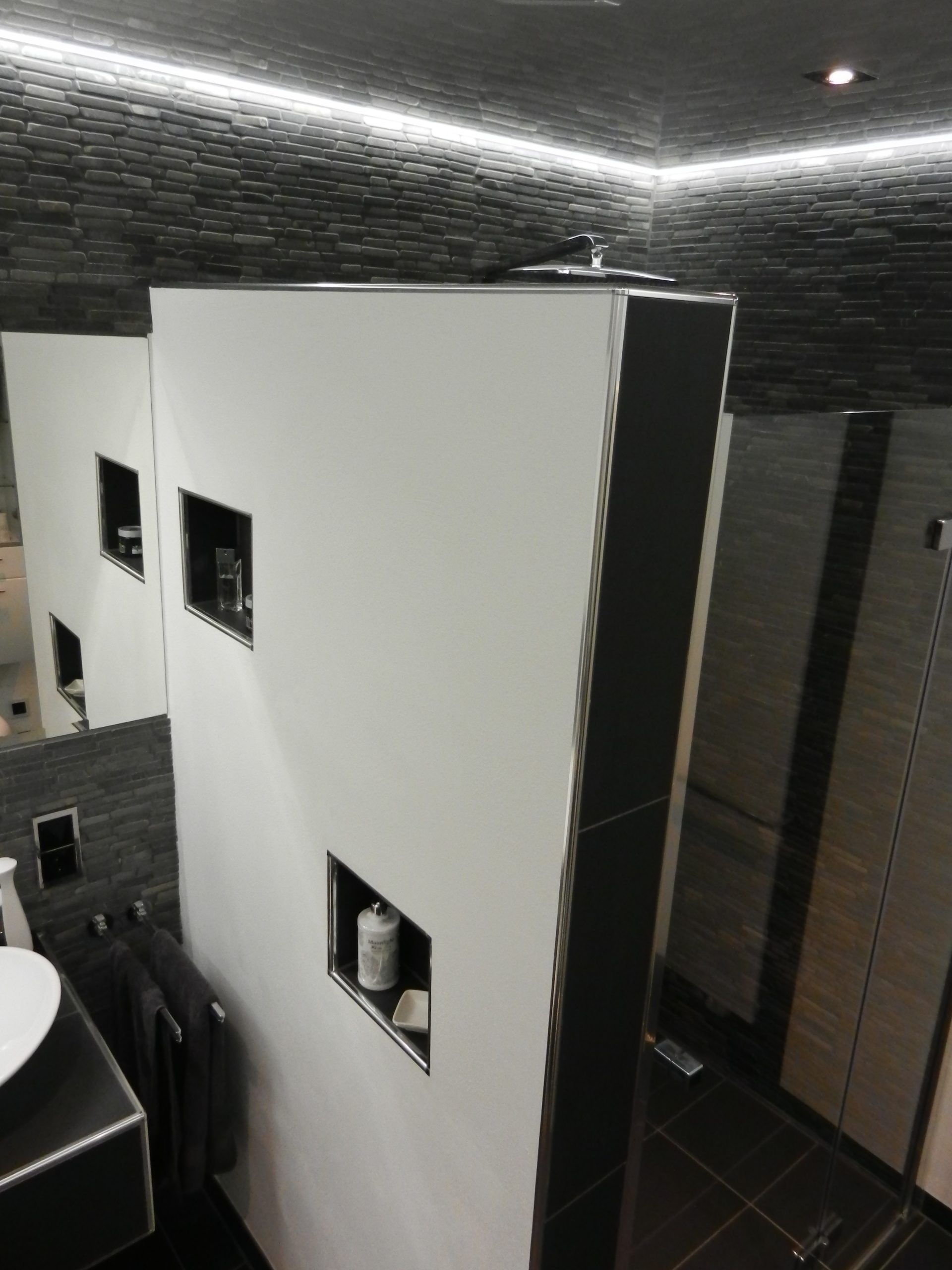 Bad mit dunklen Steinwänden