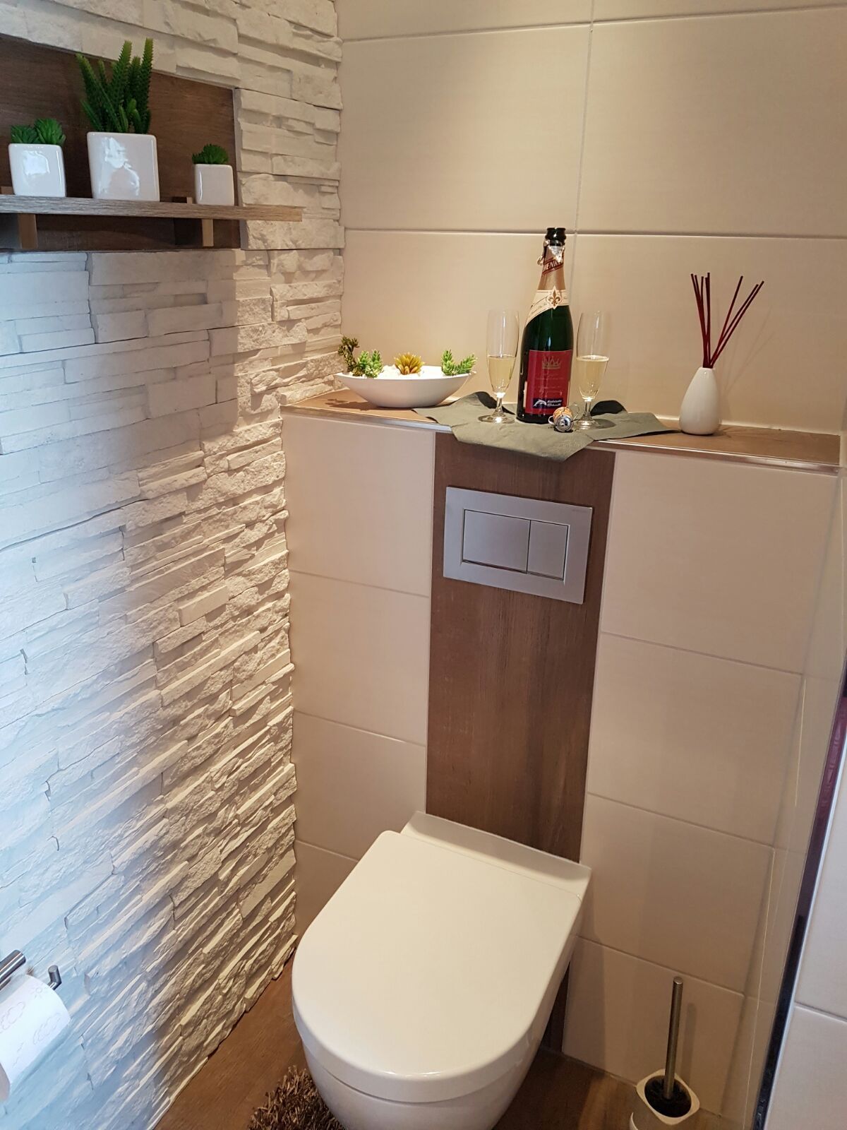 Bad mit hellen Steinwänden