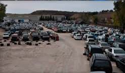 Hay muchos coches aparcados en un lote.