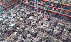 Un gran almacén lleno de basura y una escalera.