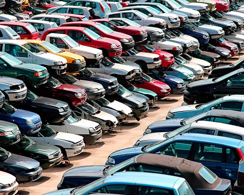Hay muchos coches aparcados en un aparcamiento.