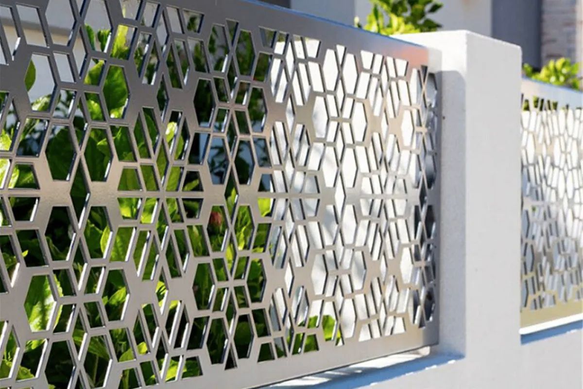 Un primer plano de una llave en una cerradura con un reloj al fondo.