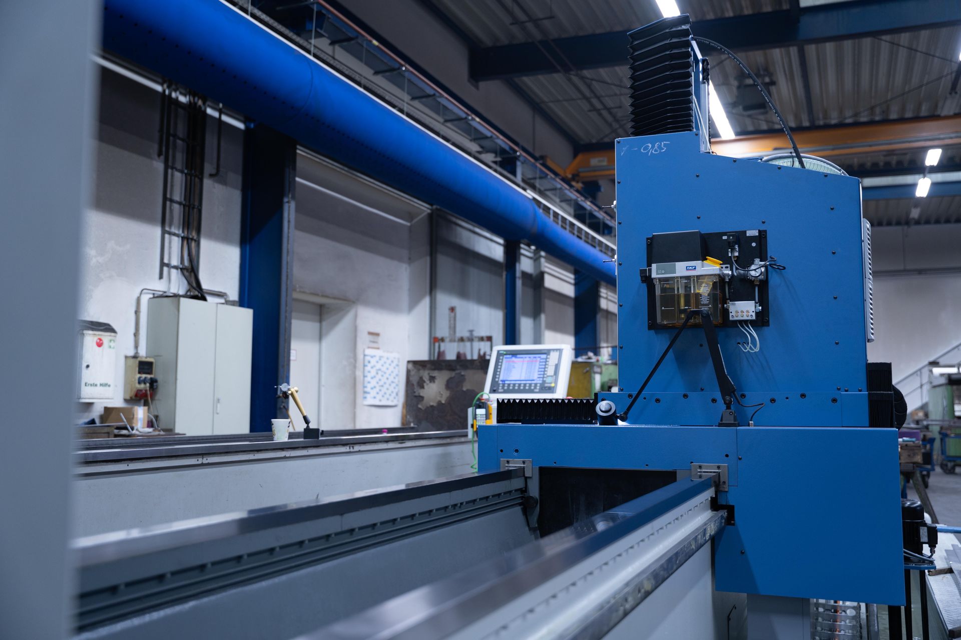 Bild einer Maschine die Metall schneidet