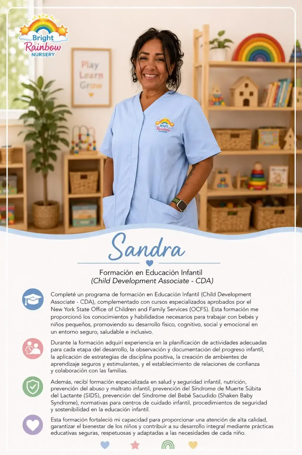 Mujer con uniforme médico azul sonriendo en una sala de juegos junto a estantes de madera y juguetes, con el texto