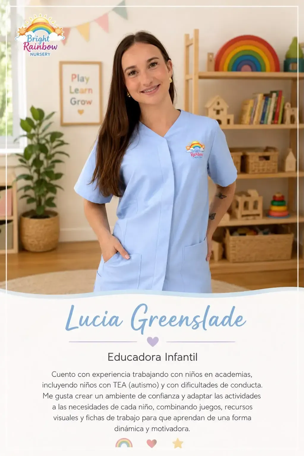 Mujer con uniforme azul de pie en un aula de preescolar, con una estantería de arcoíris y el texto