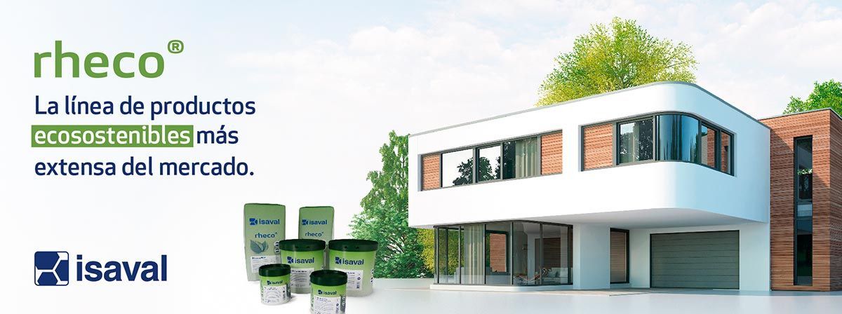 Un gran edificio blanco con muchas ventanas está rodeado de árboles.