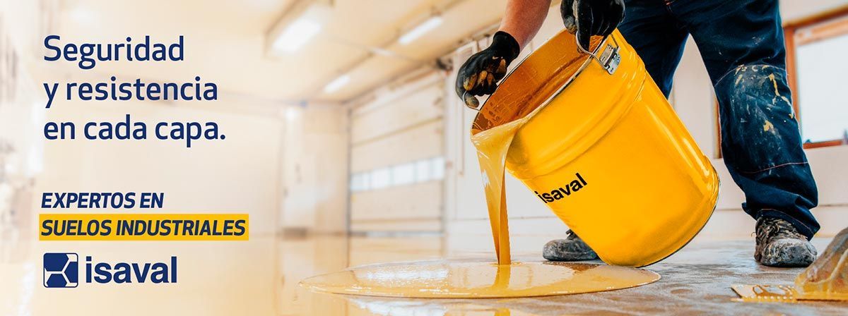 Un hombre está vertiendo pintura en un balde amarillo.