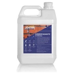 Una botella blanca con una etiqueta azul sobre un fondo blanco.