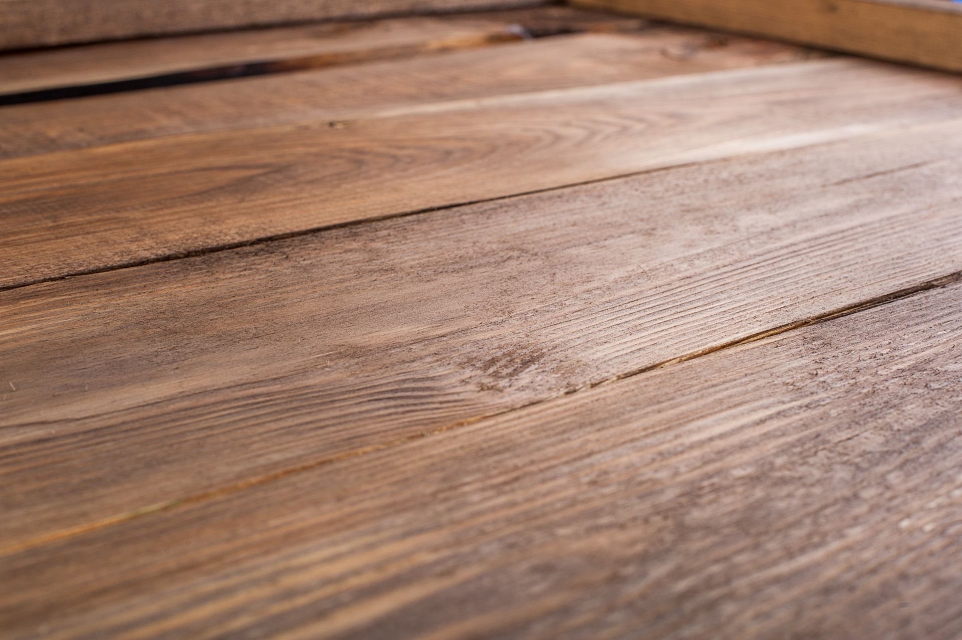 Es un primer plano de un piso de madera.