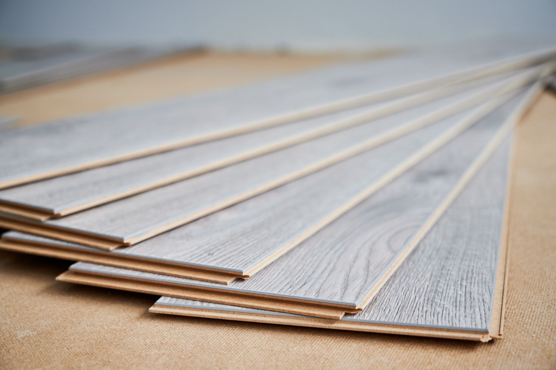 Una pila de tablas de piso de madera colocadas una encima de otra sobre una mesa.