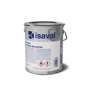 Una lata de pintura industrial Isaval sobre un fondo blanco.