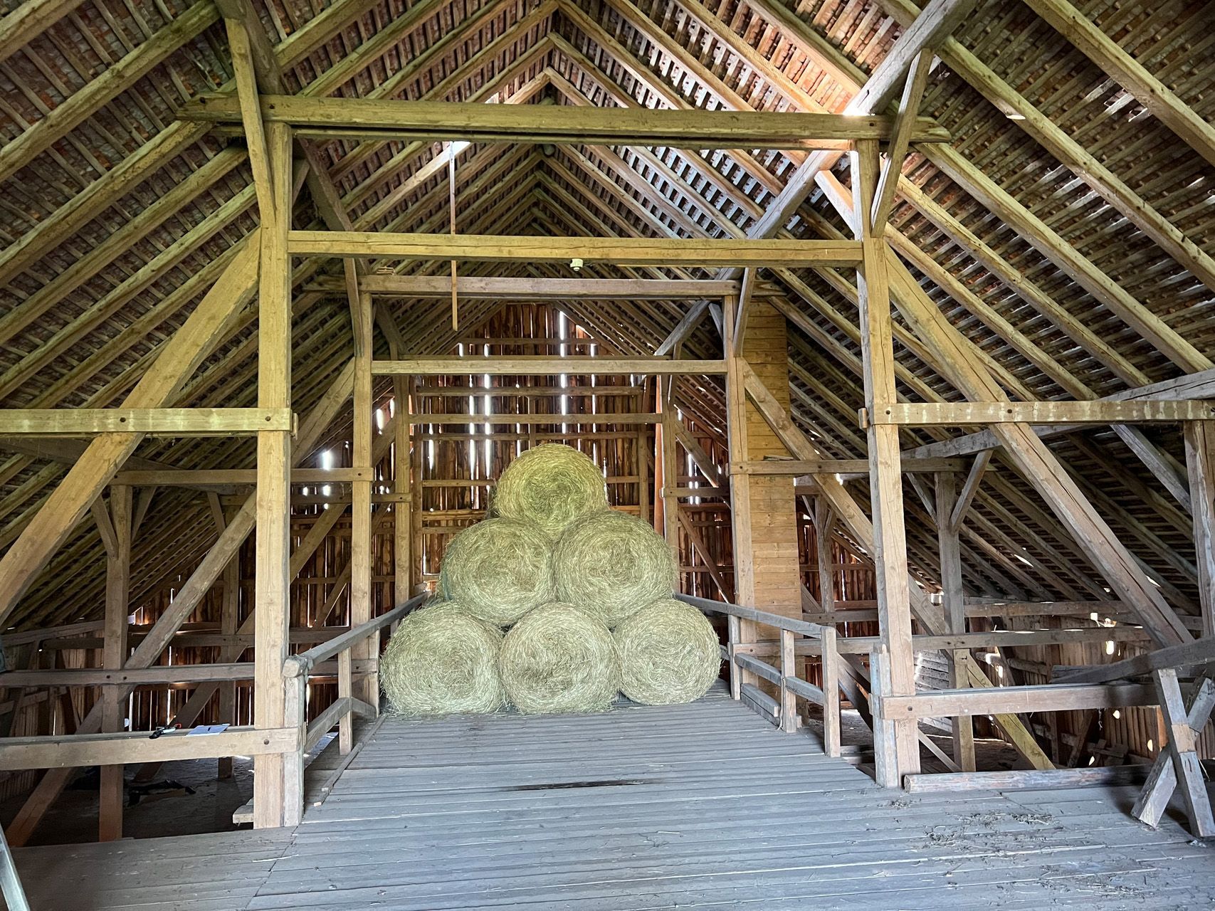 Dachstuhl eines Bauernhofes. Heu wird gelagert