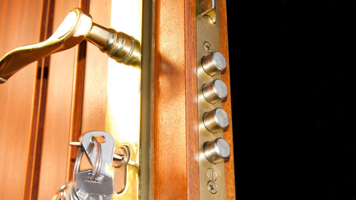 Porte blindée clé poignée dorée