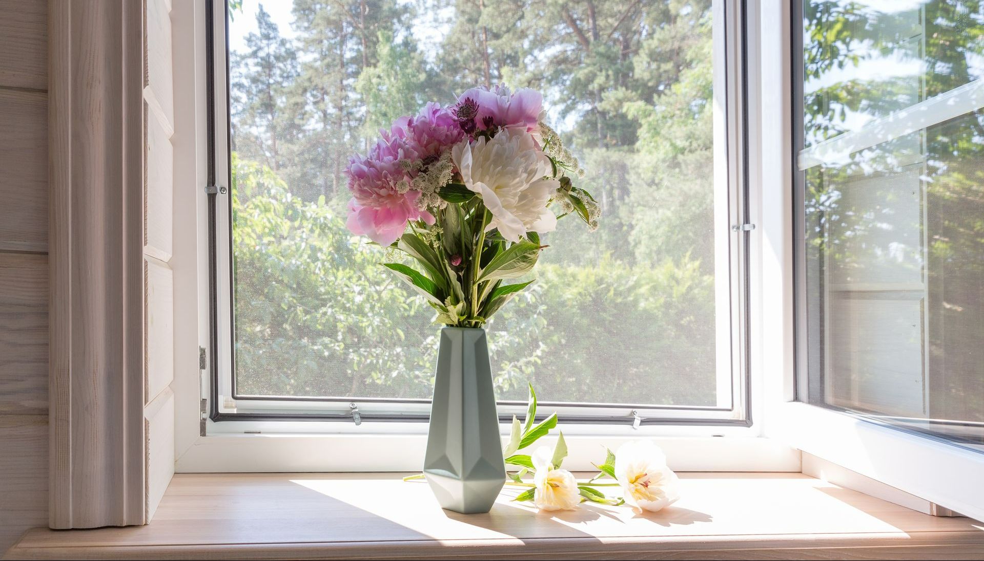 Fenêtre PVC vase fleurs