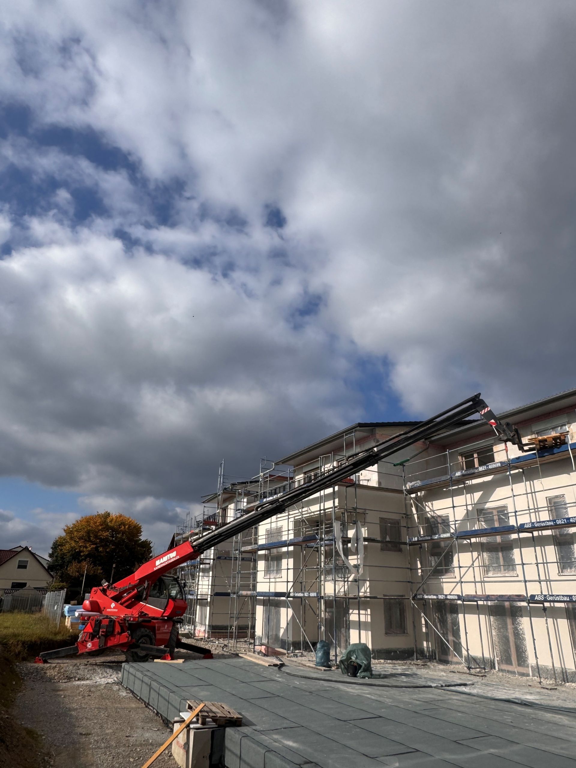 Schwarzweißfoto eines Josua-Baums mit stacheligen Ästen, die in den hellen Himmel ragen.