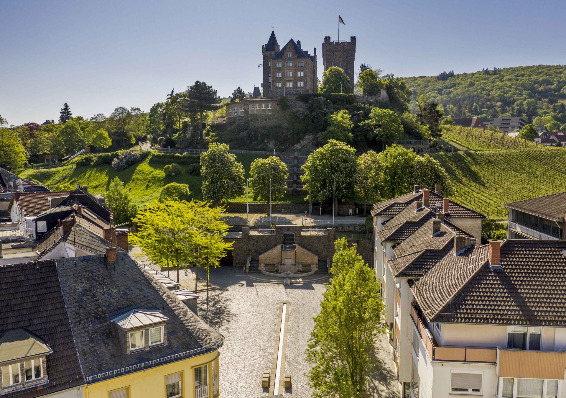 Binger Innenstadt mit Bürgermeister-Neff-Platz und Burg Klopp