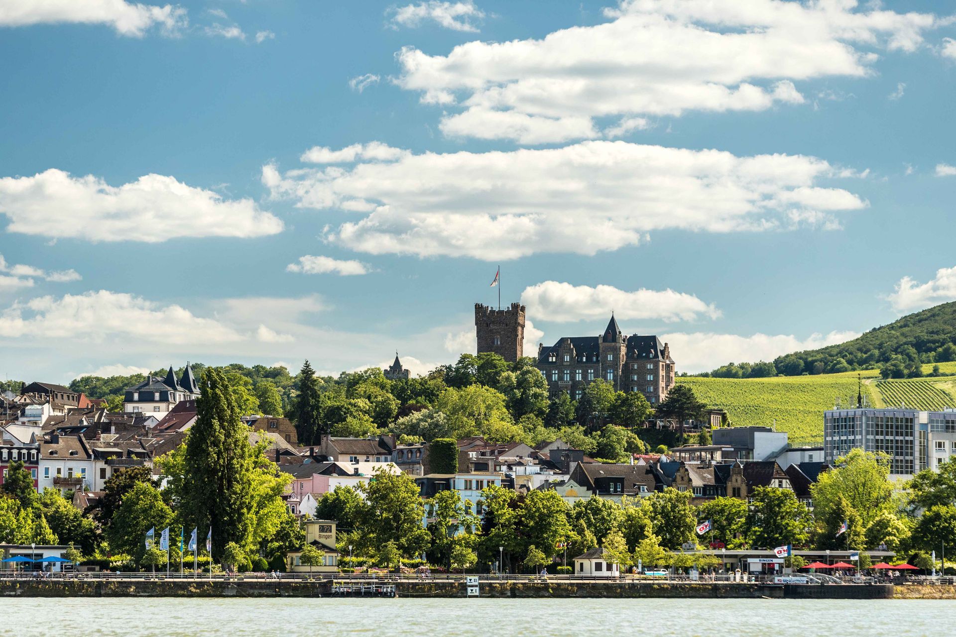 Binger Kulturufer und Burg Klopp vom Rhein aus