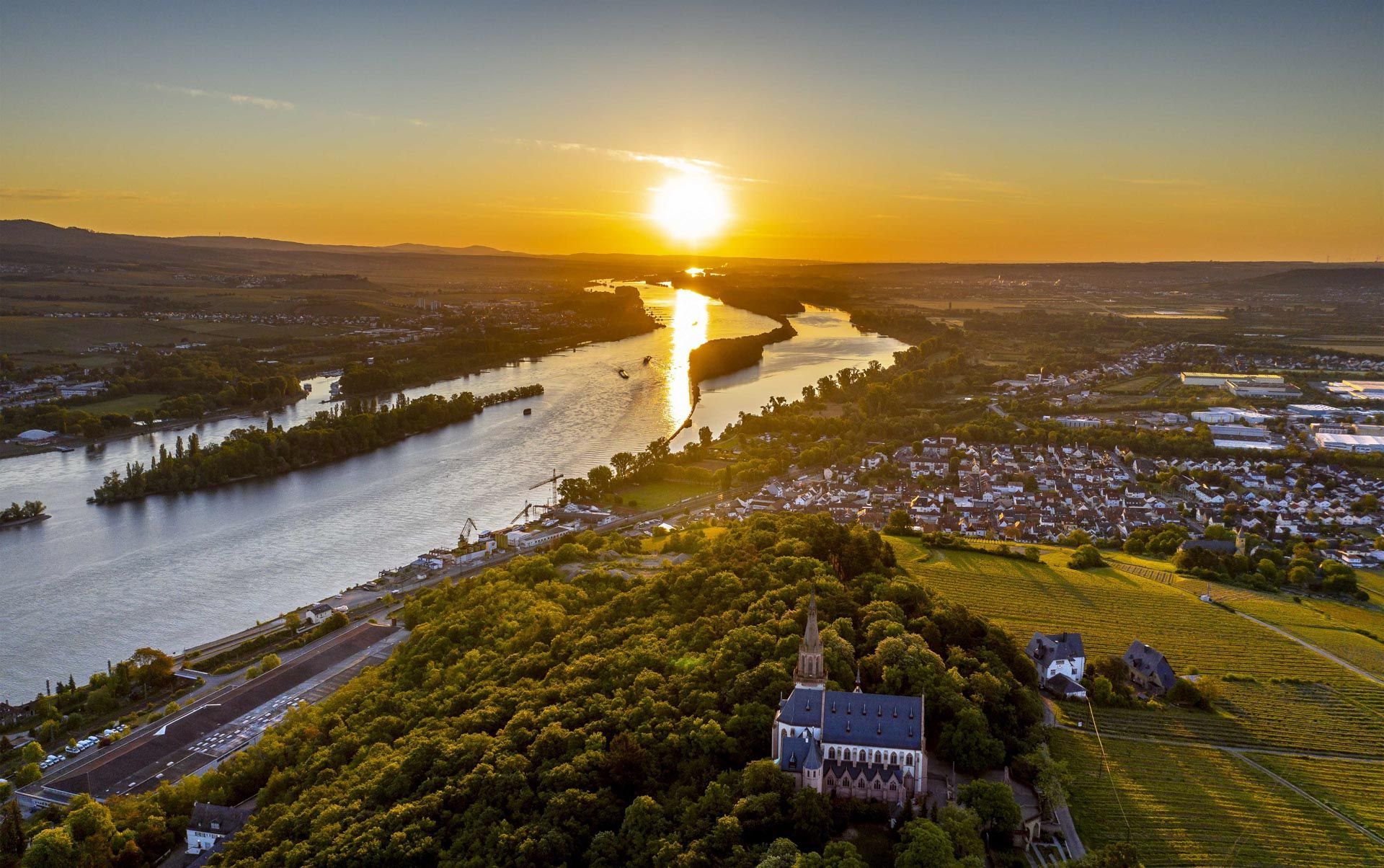 Sonnenuntergang vom Rochusberg über Rhein und Bingen