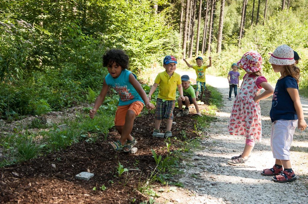 Kinder auf dem Binger Wald-Erlebnispfad