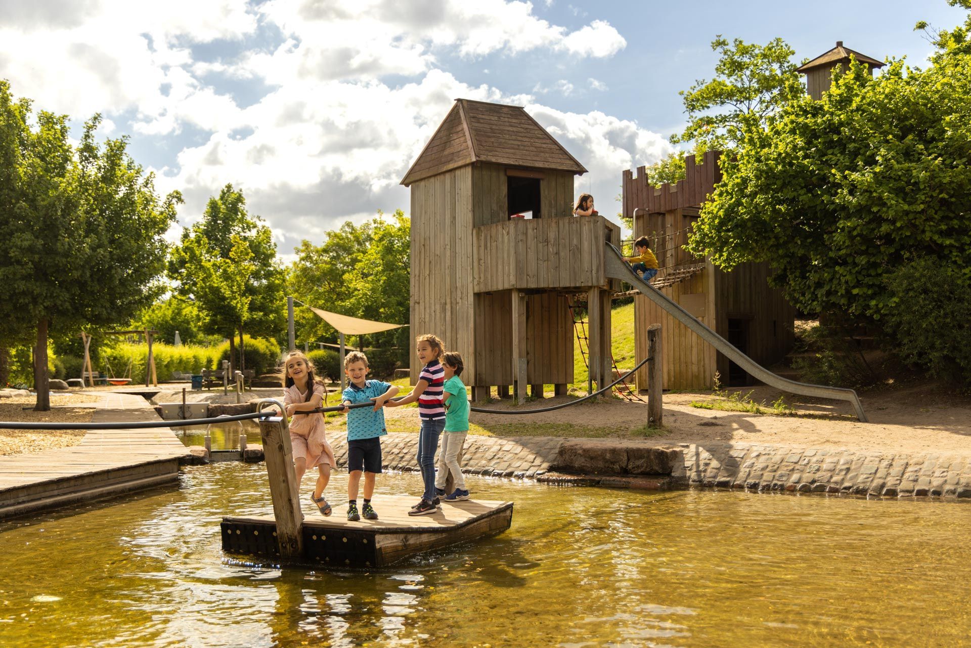Kinder auf dem Wasserspielplatz in Bingen