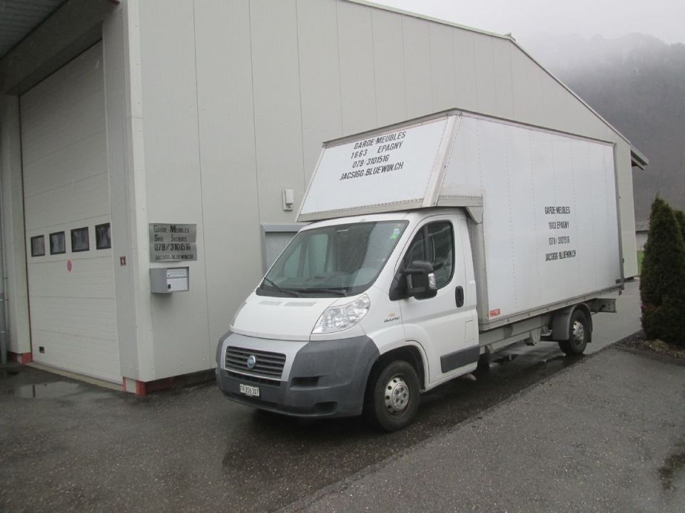 Véhicule de déménagement à disposition