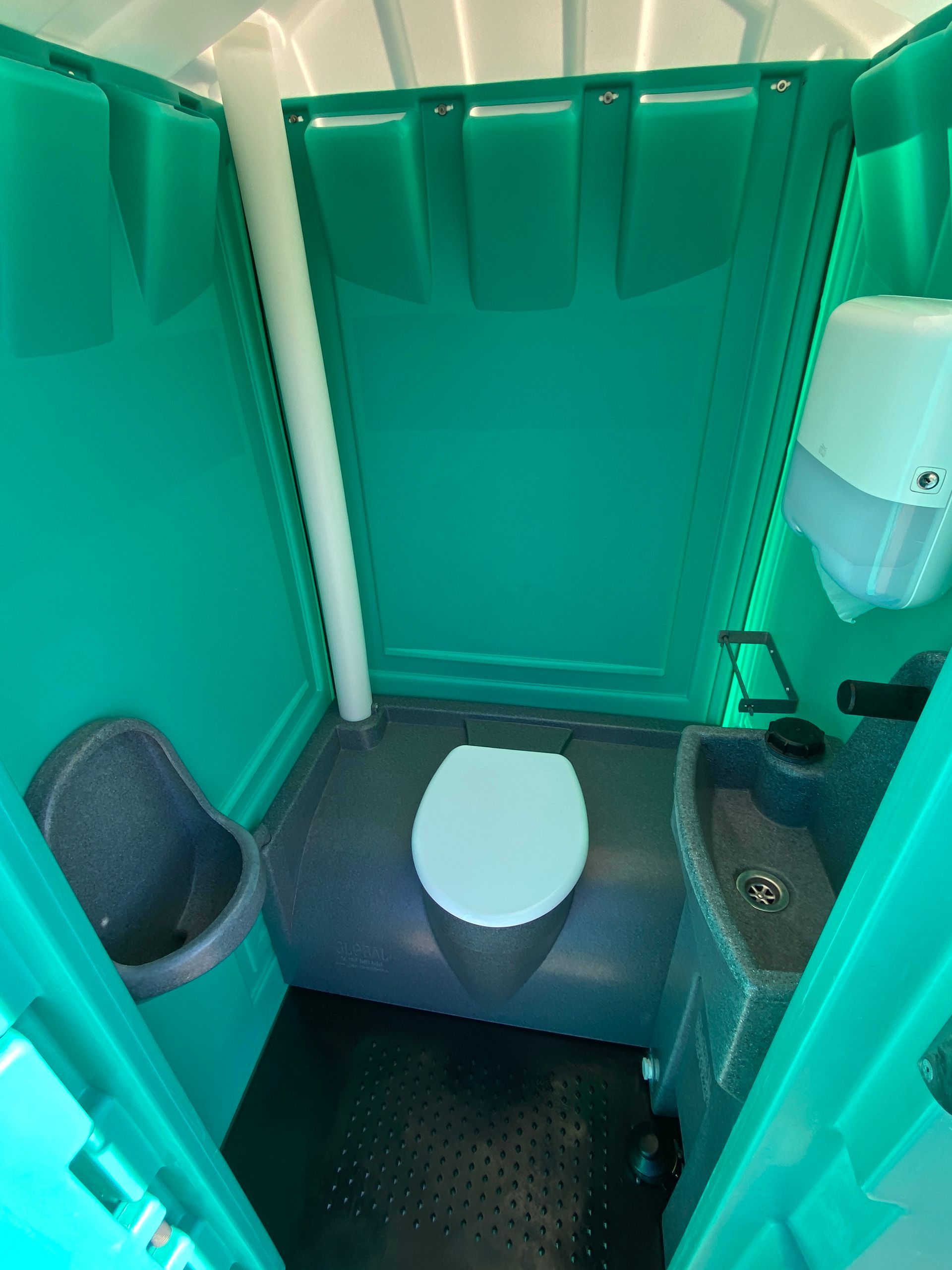 barrierefreie_Toilettenkabine_Innen_Ansicht