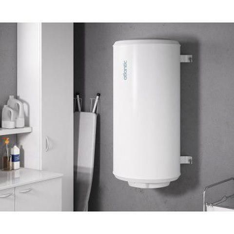 Chauffe-eau vertical de marque Atlantic installé dans une salle de bains