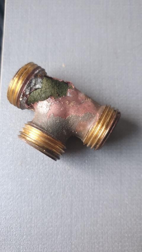 Raccord de robinetterie de mauvaise qualité remplacé chez un particulier