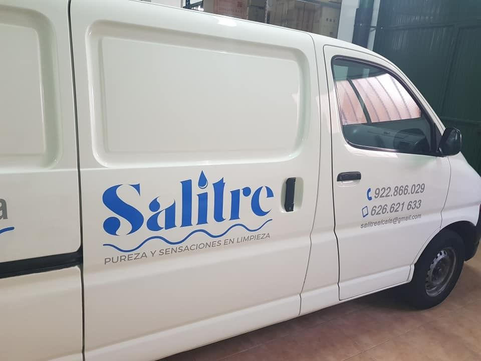 Una camioneta blanca con la palabra salitre en el costado