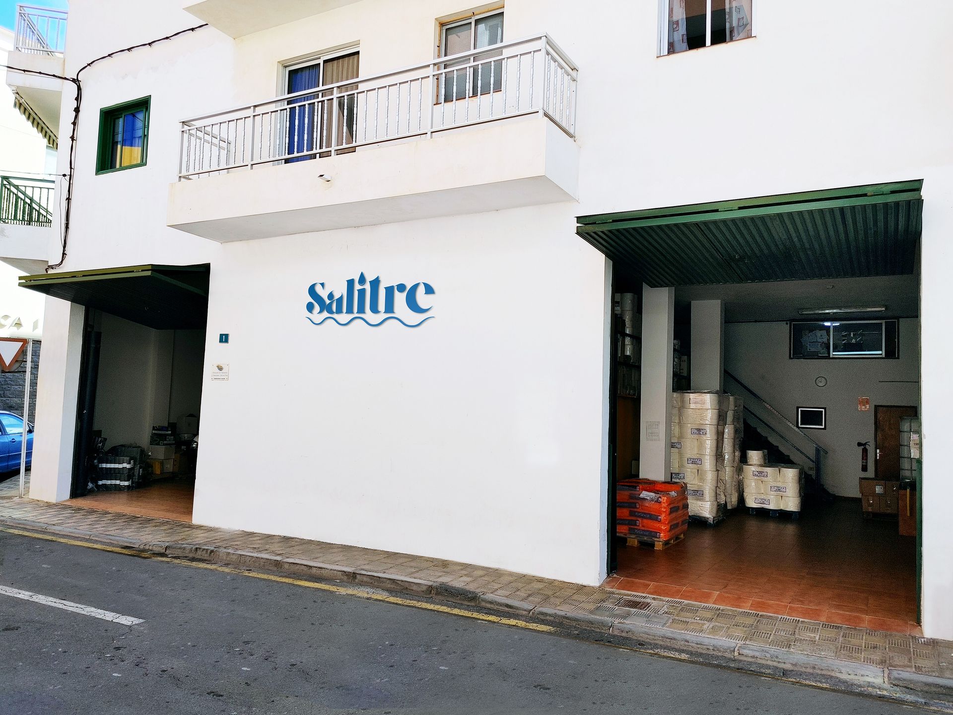 Un edificio blanco con la palabra sultre en él.