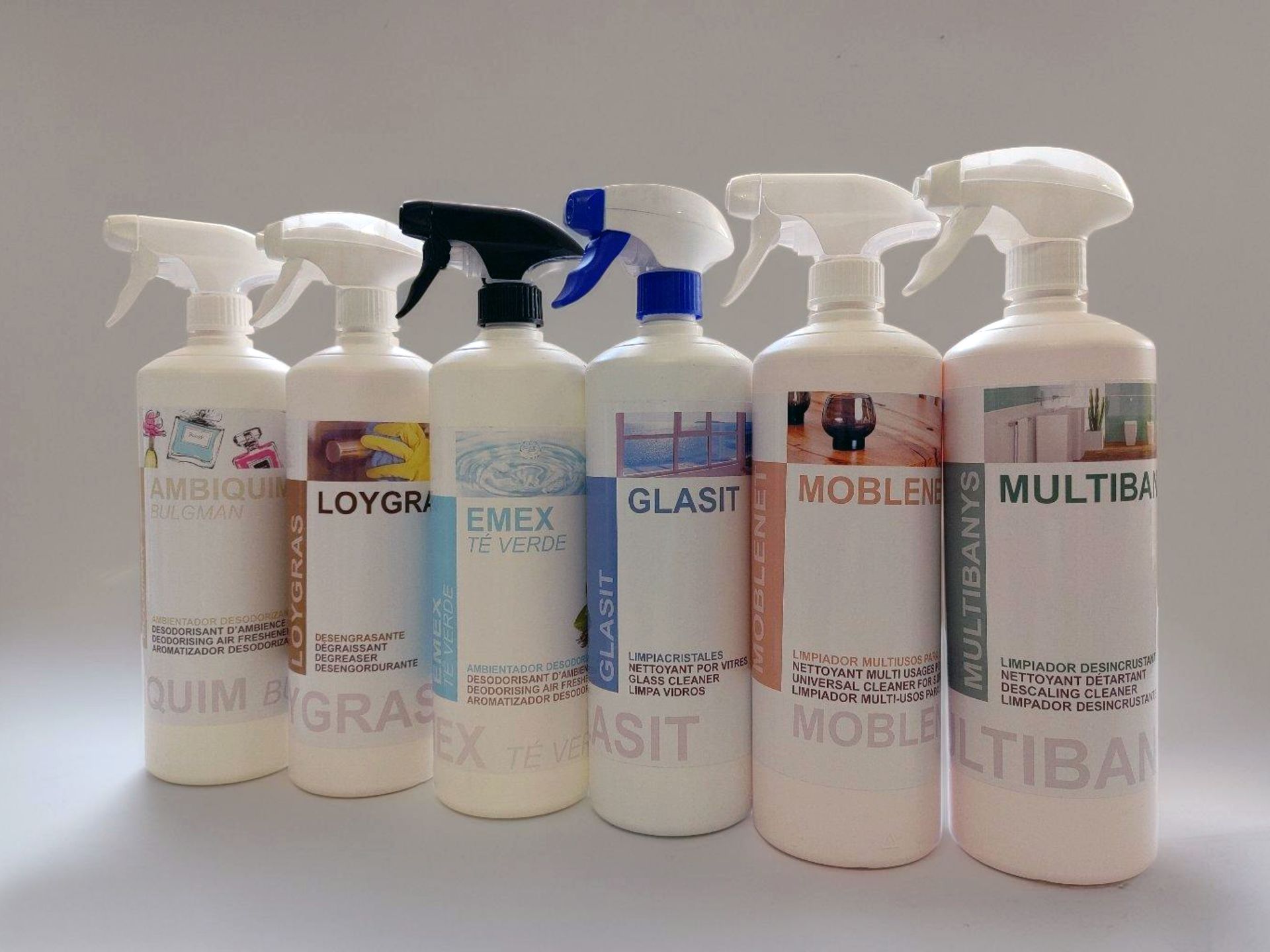 Un grupo de botellas de spray están alineadas una al lado de la otra