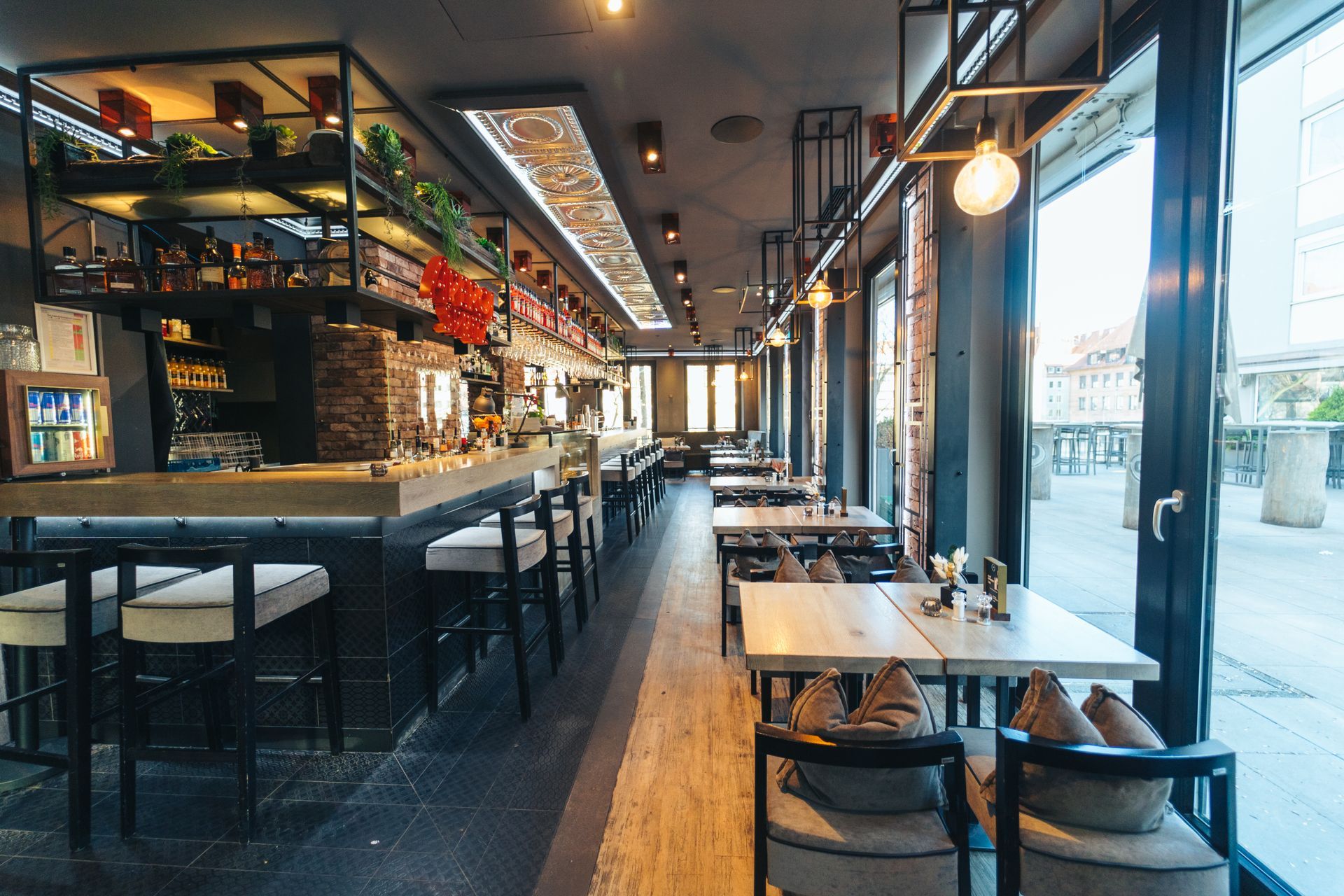 Das Innere eines Restaurants mit Tischen und Stühlen