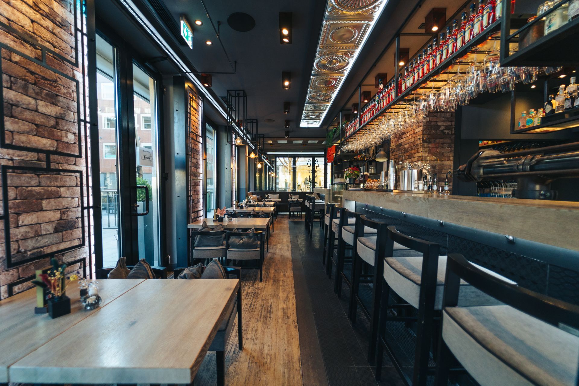 Ein Restaurant mit Tischen und Stühlen und einer Bar