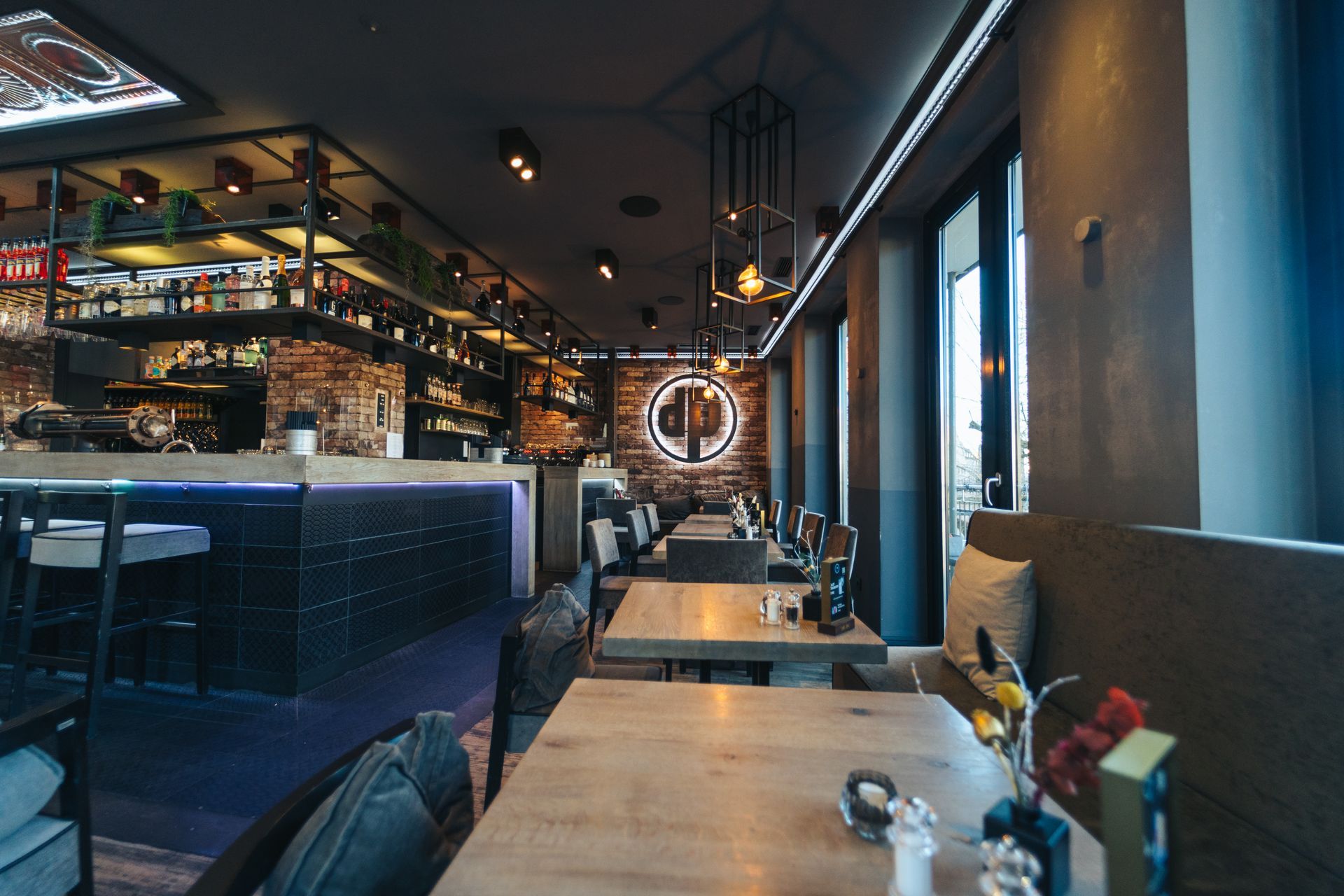 Das Innere eines Restaurants mit Tischen und Stühlen