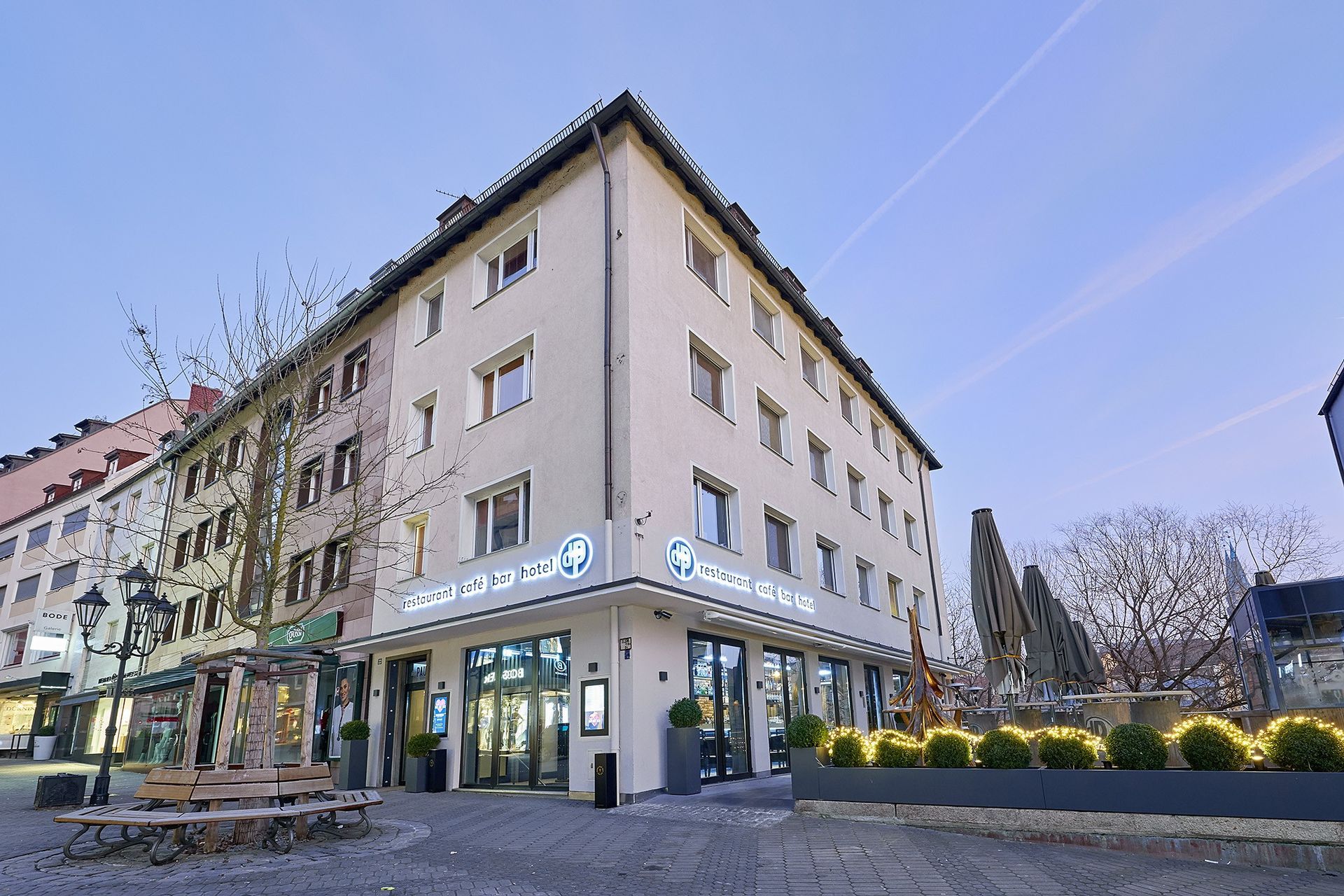 Ein großes weißes Gebäude mit einem Schild mit der Aufschrift „Apollo“ darauf