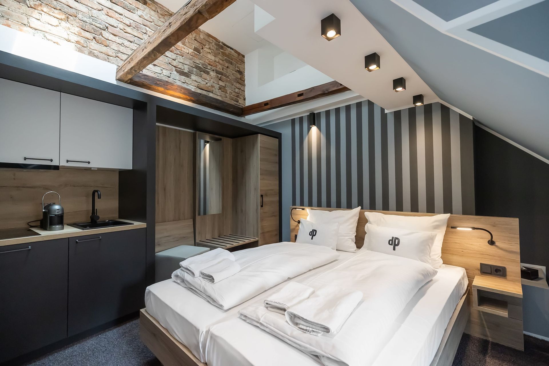 Ein Hotelzimmer mit zwei Betten und einer Küche