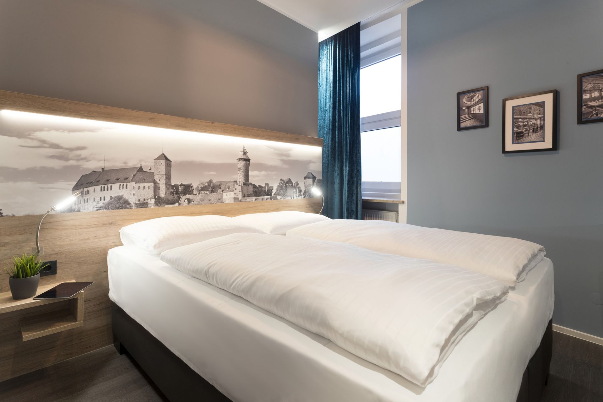 Ein Hotelzimmer mit einem Bett und einem Bild an der Wand